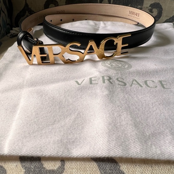 Authentic Versace letter logo belt in size 75, in excellent condition worn twice - Picture 1 of 5